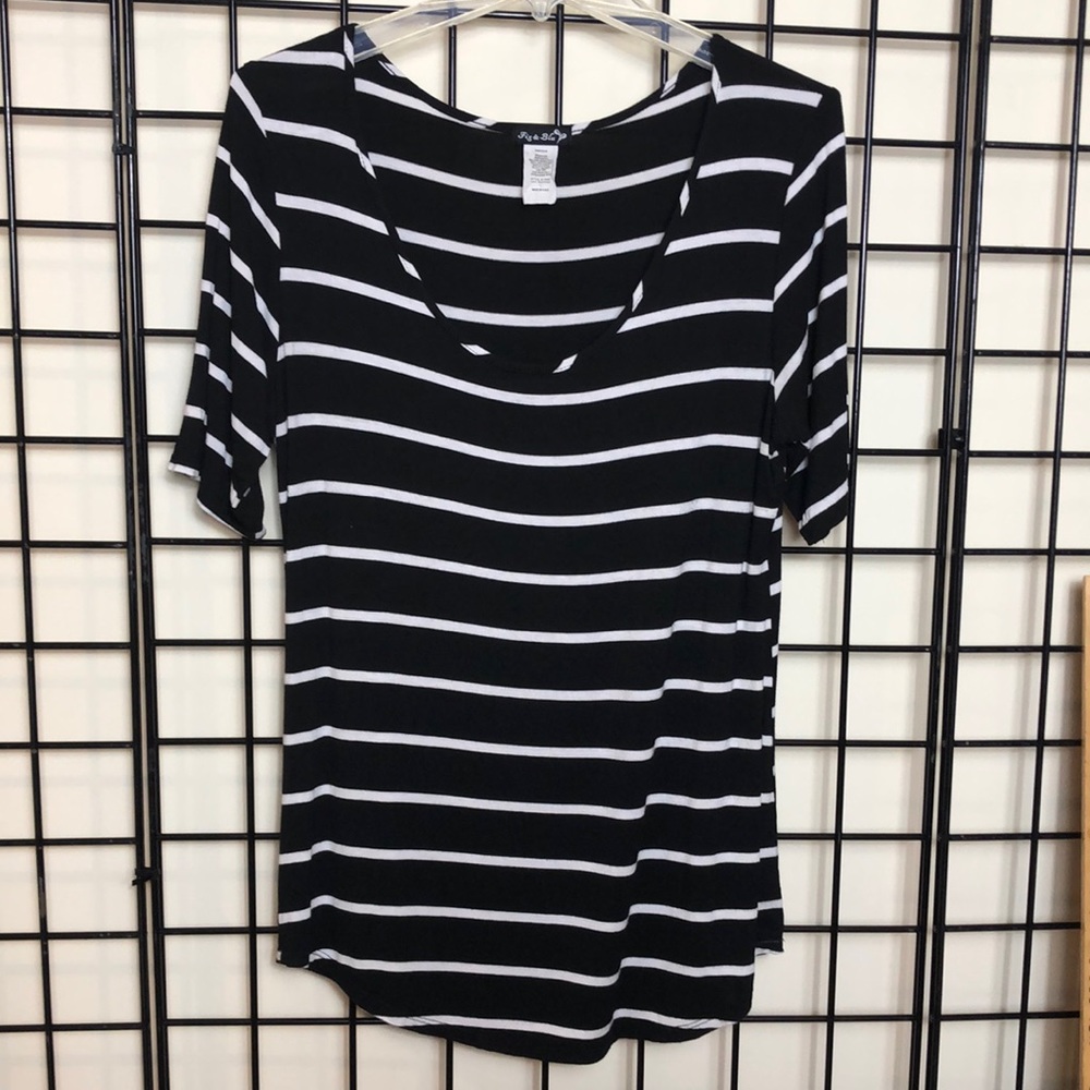 *3/$15 Fig & Blu Black & White Stripe Short Sleeve U-neck Top Sz L